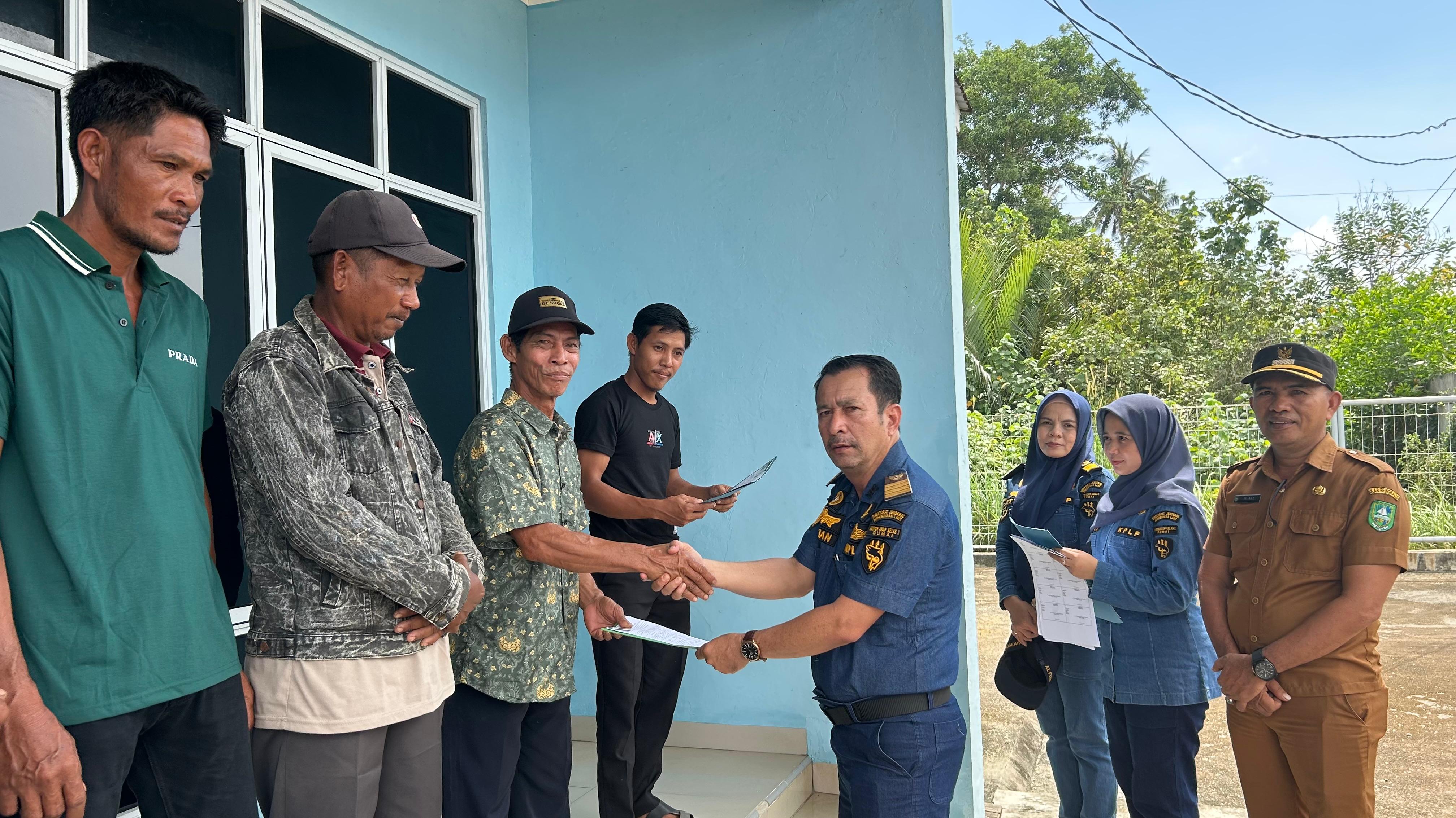 Kantor KSOP Kelas I Dumai Menyerahkan E-Pas Kecil Kepada Para Nelayan di Wilker Batu Panjang - Rupat